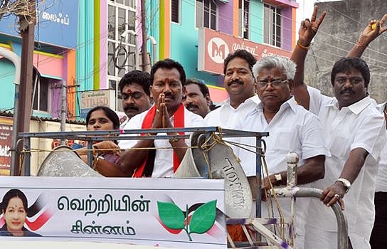 சிதம்பரத்தில் அண்ணா, எம்ஜிஆர் சிலைகளுக்கு மாலை அணிவித்து வாக்கு சேகரித்த அதிமுக வேட்பாளர்